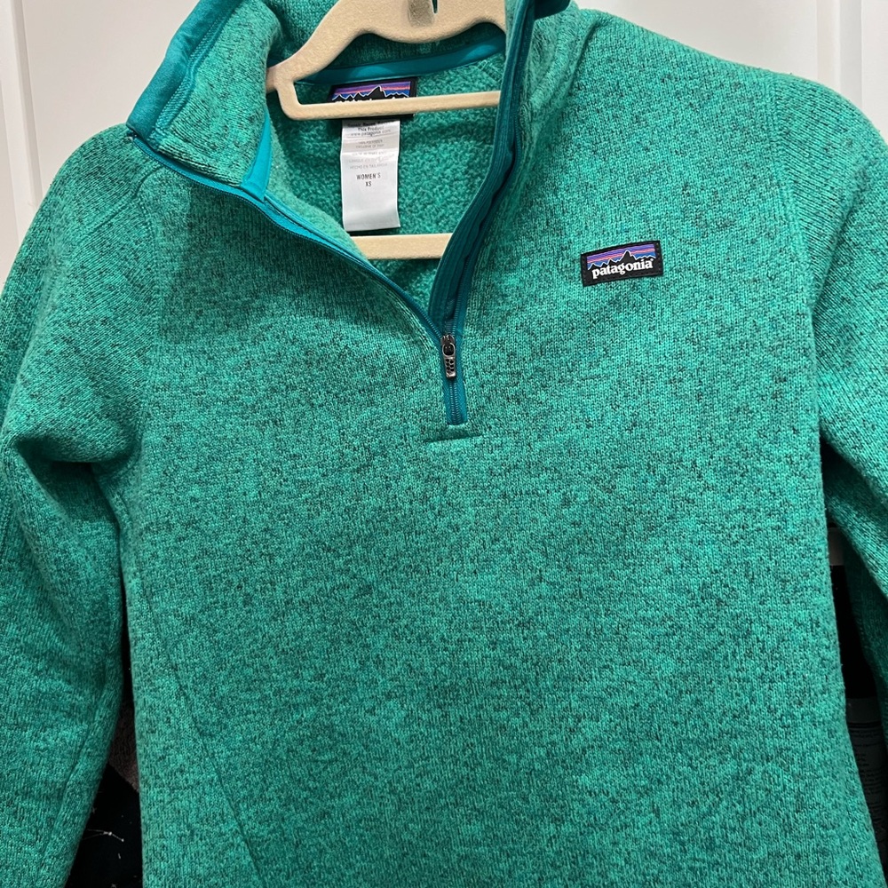 Patagonia green pullover/sweatshirt top. Worn two times. It’s a form fitting fit